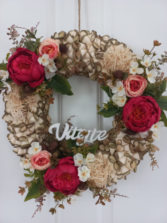 Věnec z dřevěných hoblin - vítejte a růže